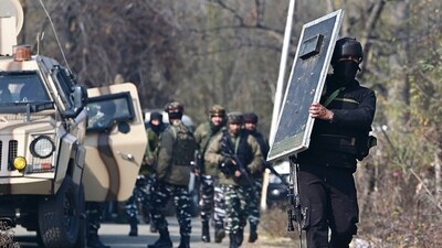 Security forces at the encounter site at in Kulgam (Waseem Andrabi/HT)