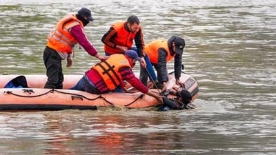 Boat capsizes in Jammu and Kashmir's Pulwama: 2 missing, 7 rescued (HT_PRINT/File photo) Boat capsizes in Jammu and Kashmir's Pulwama: 2 missing, 7 rescued (HT_PRINT/File photo)