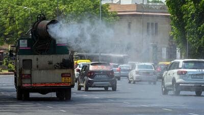 The corporation said that it has deployed 52 mechanical road sweepers on PWD roads, along with 225 water sprinklers and 28 mobile anti-smog guns. (Sanjeev Verma/HT)