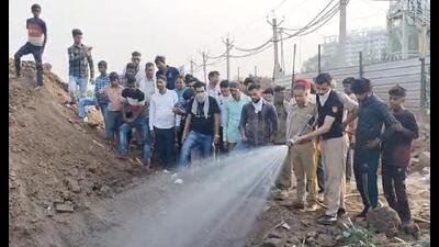 The fire teams managed to control the gas leak with water pressure within an hour amid panic in the area. The pipeline supplies LPG to housing societies on VIP Road. (HT Photo)