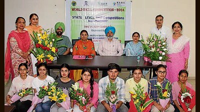 The top spots were bagged by Aninya Thakur, Mohammad Savik and Gagandeep Kaur of BSc horticulture at PAU. (HT Photo) The top spots were bagged by Aninya Thakur, Mohammad Savik and Gagandeep Kaur of BSc horticulture at PAU. (HT Photo)