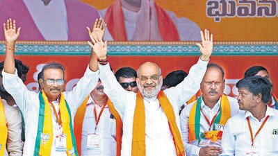 Union home minister Amit Shah aalong with BJP Yadadri Bhuvanagiri candidate Boora Narsaiah Goud greet the gathering during a public meeting for the Lok Sabha Polls in Yadadri Bhuvanagiri on Thursday. (ANI) Union home minister Amit Shah aalong with BJP Yadadri Bhuvanagiri candidate Boora Narsaiah Goud greet the gathering during a public meeting for the Lok Sabha Polls in Yadadri Bhuvanagiri on Thursday. (ANI)