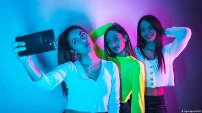 Young women are particularly vulnerable to internalizing certain ideas of beauty (ingimage/IMAGO	)