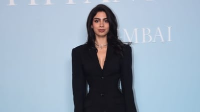 Sridevi's younger daughter and Janhvi Kapoor's sister Khushi Kapoor was also there. She flaunted her tiny waist in a black blazer dress. Sridevi's younger daughter and Janhvi Kapoor's sister Khushi Kapoor was also there. She flaunted her tiny waist in a black blazer dress.