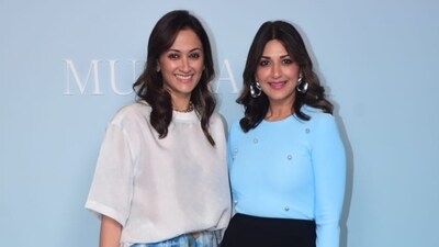 Gayatri Joshi and Sonali Bendre teamed up for a photo. Gayatri starred only in Swades with Shah Rukh Khan. Sonali was among the most popular Hindi film actresses in the 90s. Gayatri Joshi and Sonali Bendre teamed up for a photo. Gayatri starred only in Swades with Shah Rukh Khan. Sonali was among the most popular Hindi film actresses in the 90s.