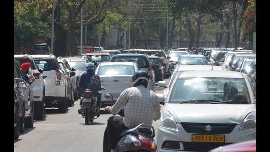 As per the new traffic system, the Butterfly Park road in Sector 26 was made one-way, and can be accessed only from the Sector 7 side during the time of schools’ closing. (HT Photo)