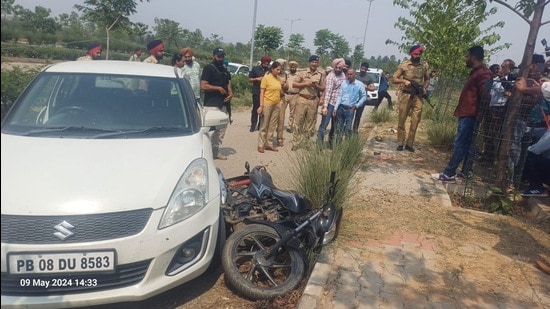 Mohali police at the encounter site in Mullanpur. (HT Photo)