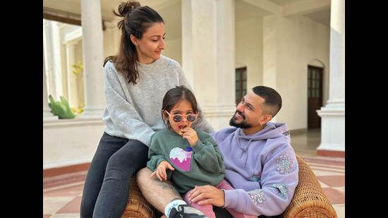 Soha Ali Khan, Kunal Khemu, and their six-year-old daughter, Inaaya, have different ideas of what’s funny. (PHOTOS: INSTAGRAM/@SAKPATAUDI)