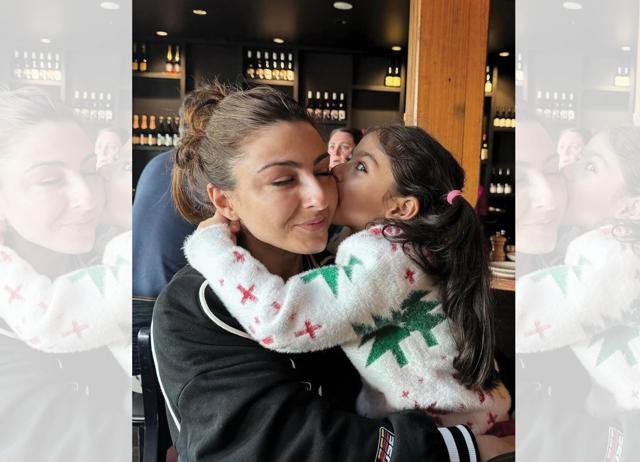Inaaya loves hugging her parents every morning. (INSTAGRAM/@SAKPATAUDI) Inaaya loves hugging her parents every morning. (INSTAGRAM/@SAKPATAUDI)
