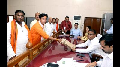 Actor Ravi Kishan filing his nomination papers in Gorakhpur on Friday. (AGENCY) Actor Ravi Kishan filing his nomination papers in Gorakhpur on Friday. (AGENCY)
