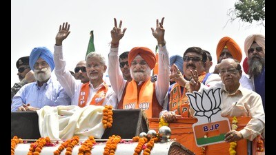 BJP candidate Taranjit Singh Sandhu with minister of external affairs S Jaishankar during a roadshow in Amritsar on Friday. (Sameer Sehgal/HT) BJP candidate Taranjit Singh Sandhu with minister of external affairs S Jaishankar during a roadshow in Amritsar on Friday. (Sameer Sehgal/HT)