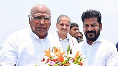Congress President Mallikarjun Kharge being welcomed by Telangana Chief Minister Revanth Reddy in Hyderabad on Friday. (ANI) Congress President Mallikarjun Kharge being welcomed by Telangana Chief Minister Revanth Reddy in Hyderabad on Friday. (ANI)