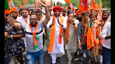 Member of Parliament and BJP candidate Ravneet Singh Bittu with others BJP leaders during the road show before going to file his nomination papers in Ludhiana on Friday. (Gurpreet Singh/HT) Member of Parliament and BJP candidate Ravneet Singh Bittu with others BJP leaders during the road show before going to file his nomination papers in Ludhiana on Friday. (Gurpreet Singh/HT)