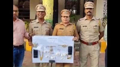 Police recovered the stolen booty of jewellery worth ₹12 lakh, a mobile phone, a motorbike and ₹5,000 in cash, from the accused Atiq Sakharkar, 35, a police officer said. (HT Photo) Police recovered the stolen booty of jewellery worth ₹12 lakh, a mobile phone, a motorbike and ₹5,000 in cash, from the accused Atiq Sakharkar, 35, a police officer said. (HT Photo)