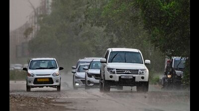 Rain brings the mercury down: commuters heading to their destination during rain in Ludhiana on Friday. (Gurpreet Singh/Hindustan Times) Rain brings the mercury down: commuters heading to their destination during rain in Ludhiana on Friday. (Gurpreet Singh/Hindustan Times)