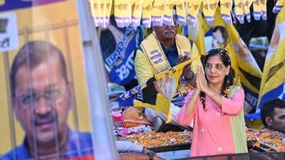 Sunita Kejriwal, wife of Delhi CM Arvind Kejriwal, greets people during a roadshow in New Delhi. (Sanchit Khanna/ HT Photo) Sunita Kejriwal, wife of Delhi CM Arvind Kejriwal, greets people during a roadshow in New Delhi. (Sanchit Khanna/ HT Photo)