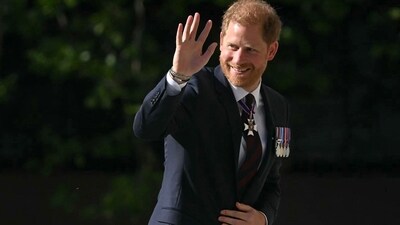 TOPSHOT - Britain's Prince Harry, Duke of Sussex waves as he arrives to attend a ceremony marking the 10th anniversary of the Invictus Games, at St Paul's Cathedral in central London, on May 8, 2024. (Photo by JUSTIN TALLIS / AFP) (AFP) TOPSHOT - Britain's Prince Harry, Duke of Sussex waves as he arrives to attend a ceremony marking the 10th anniversary of the Invictus Games, at St Paul's Cathedral in central London, on May 8, 2024. (Photo by JUSTIN TALLIS / AFP) (AFP)