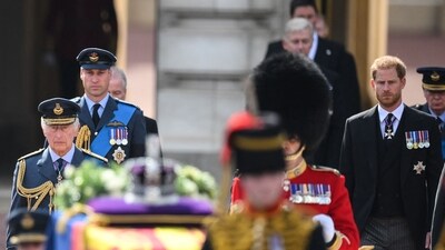 TOPSHOT - Britain's King Charles III (L), Britain's Prince William, Prince of Wales (2L) and Britain's Prince Harry, Duke of Sussex walk behind the coffin of Queen Elizabeth II, adorned with a Royal Standard and the Imperial State Crown and pulled by a Gun Carriage of The King's Troop Royal Horse Artillery, during a procession from Buckingham Palace to the Palace of Westminster, in London on September 14, 2022. - Queen Elizabeth II will lie in state in Westminster Hall inside the Palace of Westminster, from Wednesday until a few hours before her funeral on Monday, with huge queues expected to file past her coffin to pay their respects. (Photo by Daniel LEAL / POOL / AFP) (AFP) TOPSHOT - Britain's King Charles III (L), Britain's Prince William, Prince of Wales (2L) and Britain's Prince Harry, Duke of Sussex walk behind the coffin of Queen Elizabeth II, adorned with a Royal Standard and the Imperial State Crown and pulled by a Gun Carriage of The King's Troop Royal Horse Artillery, during a procession from Buckingham Palace to the Palace of Westminster, in London on September 14, 2022. - Queen Elizabeth II will lie in state in Westminster Hall inside the Palace of Westminster, from Wednesday until a few hours before her funeral on Monday, with huge queues expected to file past her coffin to pay their respects. (Photo by Daniel LEAL / POOL / AFP) (AFP)