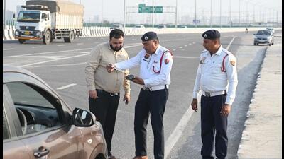 To begin with, 12 such cooling jackets have been given to policemen deployed at major intersections on Thursday, officials aware of the matter said. (Parveen Kumar/ HT PHOTO (Representational Image)) To begin with, 12 such cooling jackets have been given to policemen deployed at major intersections on Thursday, officials aware of the matter said. (Parveen Kumar/ HT PHOTO (Representational Image))