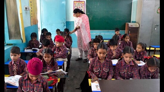 Apart from sweepers, primary schools of the state do not have any other non-teaching staff due to which they have to look into each and every need of the students themselves, including attending to them when they need to use washrooms. (HT file)