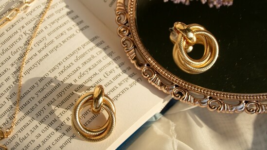 Personalized Jewellery: Create a unique and meaningful gift by choosing a piece of personalized jewellery that celebrates the expectant&nbsp;mother's&nbsp;journey. Consider a necklace with the baby's birthstone or a bracelet engraved with a special message.(Unsplash)