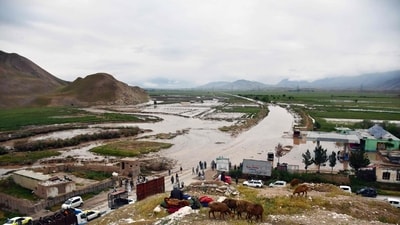Afgan people gather along a road before a floaded area between Samangan and Mazar-i-Sharif following a flash flood after a heavy rainfall in Feroz Nakhchir district of Samangan Province on May 11, 2024. (AFP) Afgan people gather along a road before a floaded area between Samangan and Mazar-i-Sharif following a flash flood after a heavy rainfall in Feroz Nakhchir district of Samangan Province on May 11, 2024. (AFP)