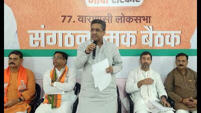 BJP national general secretary Sunil Bansal addressing party workers in Varanasi on May 11. (HT photo)