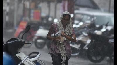 Heavy pre-monsoon showers lashed across the city for the third consecutive day on Saturday. (MAHENDRA KOLHE) Heavy pre-monsoon showers lashed across the city for the third consecutive day on Saturday. (MAHENDRA KOLHE)