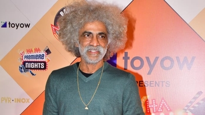 Makarand Deshpande wore a green T-shirt and brown pants to the event. In Sarfarosh, he played the role of Shiva. 