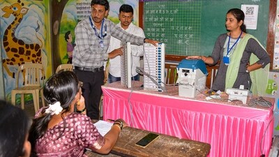 Karad: Election officials explain the functioning of the Electronic Voting Machine (EVM) and VVPAT to the staff at a polling booth on the eve of the second phase of Lok Sabha elections, in Karad, Maharashtra, Friday, April 26, 2024. (PTI Photo)(PTI04_26_2024_000205B) (PTI) Karad: Election officials explain the functioning of the Electronic Voting Machine (EVM) and VVPAT to the staff at a polling booth on the eve of the second phase of Lok Sabha elections, in Karad, Maharashtra, Friday, April 26, 2024. (PTI Photo)(PTI04_26_2024_000205B) (PTI)