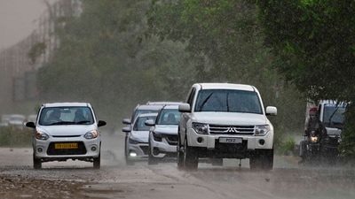Rain brings the mercury down: commuters heading to their destination during rain on Friday. (Gurpreet Singh/Hindustan Times) Rain brings the mercury down: commuters heading to their destination during rain on Friday. (Gurpreet Singh/Hindustan Times)