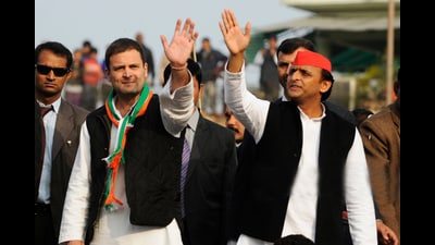 Samajwadi Party president Akhilesh Yadav and Congress leader Rahul Gandhi. (HT File)