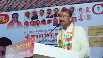 Sanjog Waghere, the official candidate of Maha Vikas Agadhi (MVA), ended his campaign with a bike rally in the presence of Shiv Sena (UBT) MP from Osmanabad, Omraje Nimbalkar and party leader Nitin Bangude Patil. (HT PHOTO)