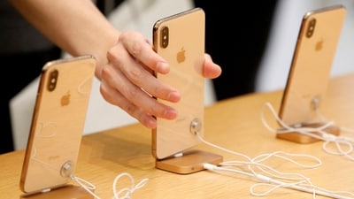 People look at  iPhones at the World Trade Center Apple Store during a Black Friday sales event in Manhattan, New York City, U.S., November 23, 2018. (REUTERS/Andrew Kelly/File Photo)