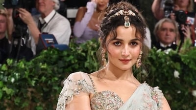 Alia Bhatt's saree was hand-embroidered with semi-precious stones, glass beads and silk floss. Alia Bhatt's saree was hand-embroidered with semi-precious stones, glass beads and silk floss. 