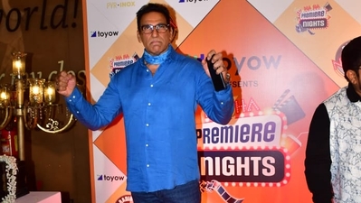 Mukesh Rishi was also part of the event. He posed for the camera and also hugged Aamir. In the film he played Inspector Saleem Ahmed. 