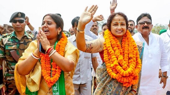 Jharkhand Mukti Morcha (JMM) leader Kalpana Soren (R) in support of RJD candidate from Palamu constituency Mamta Bhuiyan (L) during a rally in Garhwa, Jharkhand.(PTI)