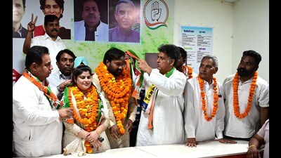 Chandigarh Congress candidate Manish Tewari welcoming senior BJP leader Rajinder Kumar Neetu Pradhan into the party fold on Sunday. (HT photo)