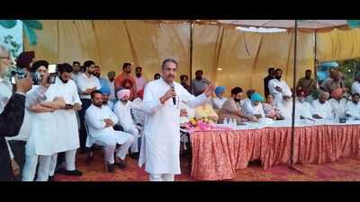 Congress’ Anandpur Sahib candidate Vijay Inder Singla addressing a public gathering in Mohali on Sunday. (HT photo)