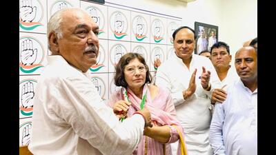 Former Kurukshetra MP and senior BJP leader Kailasho Saini joins Congress in Rohtak on Sunday. (Manoj Dhaka/HT)