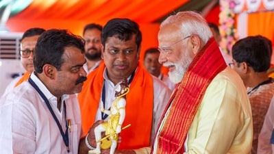 After that, PM Narendra Modi addressed people in Hooghly in support of BJP candidate Locket Chatterjee at 1 pm. (PTI) After that, PM Narendra Modi addressed people in Hooghly in support of BJP candidate Locket Chatterjee at 1 pm. (PTI)