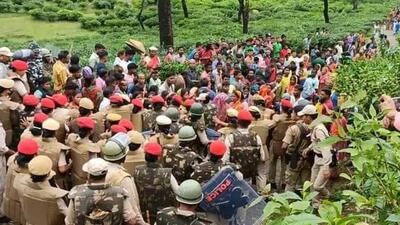 Protest over uprooting in Doloo Tea Garden in May 2022 (HT Photo) Protest over uprooting in Doloo Tea Garden in May 2022 (HT Photo)