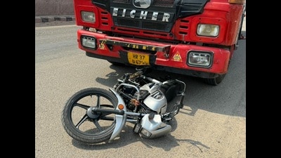 The victims’ mangled motorcycle that was hit by a truck on the Ambala-Chandigarh highway in Dera Bassi on Sunday. (HT photo) The victims’ mangled motorcycle that was hit by a truck on the Ambala-Chandigarh highway in Dera Bassi on Sunday. (HT photo)