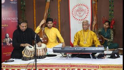Vijay Chandra, accompanied by tabla player Rafuuddin Sabri, performing during a concert at ML Koser Indoor Auditorium in Sector 35, Chandigarh, on Friday. (HT Photo)