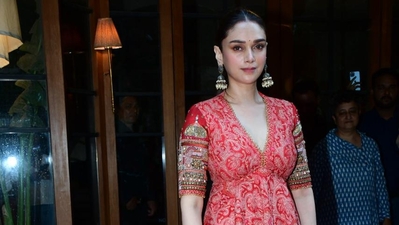 Aditi Rao Hydari wore a red and white outfit to the event. She plays Bibbojaan, Mallikajaan's elder daughter, in Heeramandi. 
