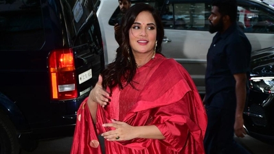 Richa Chadha wore a red suit to the event. She essays the role of Lajwanti (Lajjo), Mallikajaan's foster daughter, in Heeramandi. 