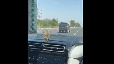 Snapshot of the Scorpio that the woman claimed followed her. (X/@HarmeenSoch)