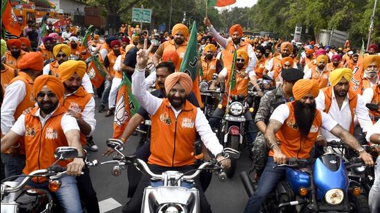 BJP’s Manjinder Sirsa (centre) leads a bike rally in New Delhi. (HT)