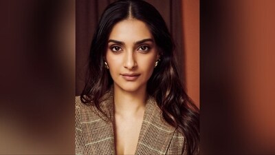 With the help of celebrity make-up artist Mehak Oberoi, Sonam got decked up in nude eyeshadow, mascaraed lashes, smudged kajal, darkened brows, contoured cheekbones, blushed cheeks, luminous highlighter and a shade of nude lipstick. (Instagram/@sonamkapoor)