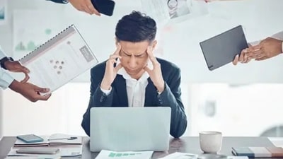 Burnout refers to the sense of low productivity and no interest in things that we need to do. This happens with prolonged exposure to the same things on a regular basis with no boundaries or breaks. "Are you agreeing to unrealistic deadlines? Are you allowing chatty colleagues to affect your productivity? Do you let your holiday days go unused? Are you taking on others’ work? If so, it might be time to set some boundaries at work to prevent burnout," wrote Therapist Abby Rawlinson. Here are a few tips. (Unsplash) Burnout refers to the sense of low productivity and no interest in things that we need to do. This happens with prolonged exposure to the same things on a regular basis with no boundaries or breaks. "Are you agreeing to unrealistic deadlines? Are you allowing chatty colleagues to affect your productivity? Do you let your holiday days go unused? Are you taking on others’ work? If so, it might be time to set some boundaries at work to prevent burnout," wrote Therapist Abby Rawlinson. Here are a few tips. (Unsplash)